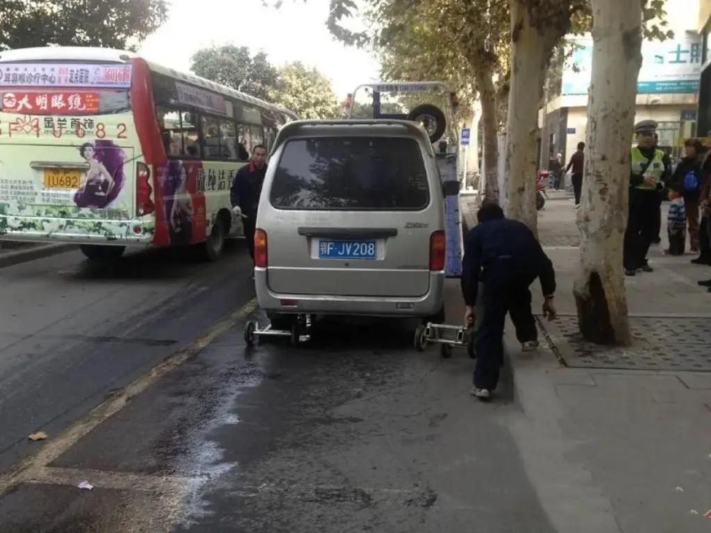 违停堵路“凭实力添堵”：一己之便的背后，是素质缺位的阵痛，部分车主罔顾交通规则，