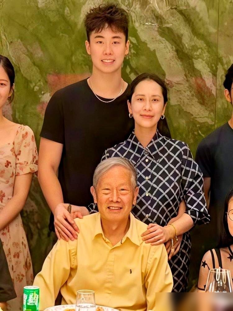 看台票，白T恤，海清在周杰伦演唱会现场被认出来了，身边站着19岁、一米九的儿子蛋妞。没买VIP，没带