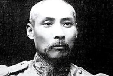 1964年，停尸长达27年的段祺瑞被运往北京万安公墓，当家属打开棺木的时候，身穿