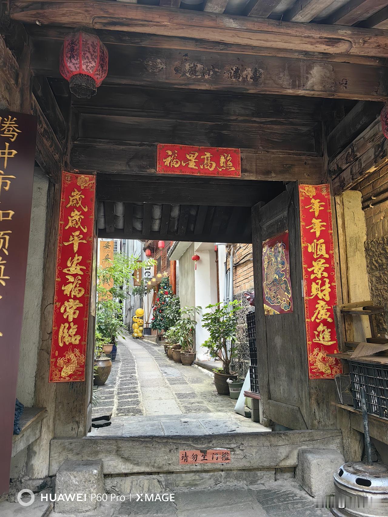 下联：历酸甜苦辣年上联以“淋”字点出动态，“春夏秋冬雨”涵盖四季景致，聚焦