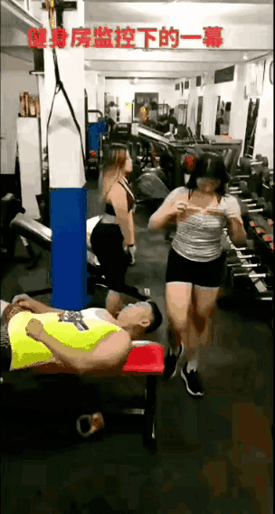 现实版“躺着中枪”！至于中枪之后怎么办，那就要看中枪人的心情了！