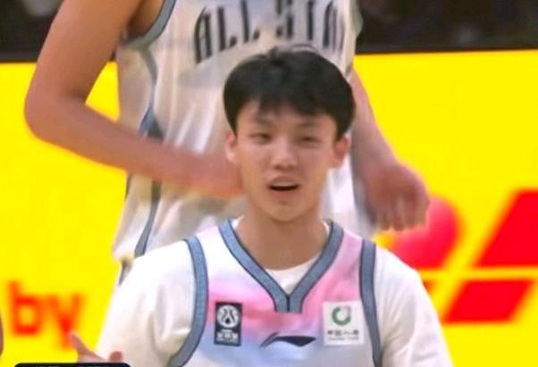 广东东阳光真的赢麻了！在胡明轩拿到三分赛冠军后，徐杰强势回归，荣获全明星正赛m