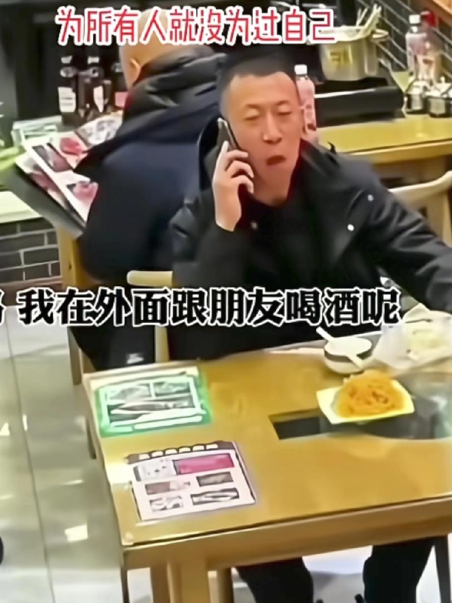 一位50岁左右的中年男子在外面打拼，恰逢自己的生日，独自走进一家餐厅，只要了一盘