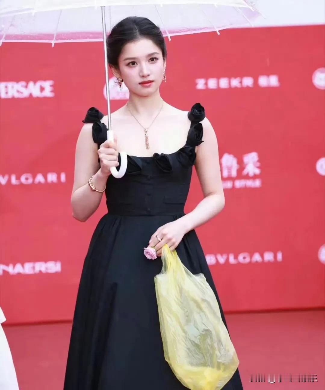 绷不住了家人们太离谱了张婧怡手里拿的这个居然是巴黎世家新款的手袋一
