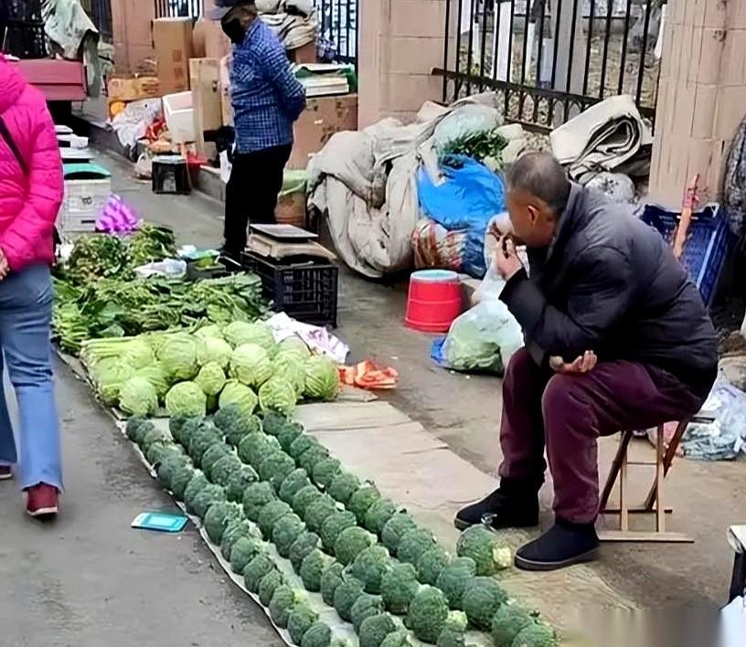 以后在菜市场，跟老乡买筐刚摘的黄瓜，可能得先问一句：“大爷，‘证’带了吗？”听
