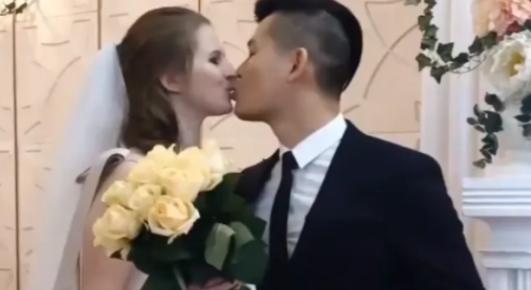 2021年，一位内蒙小伙娶了19岁的乌克兰女孩，在新婚之夜，小伙拉着女孩准备休息