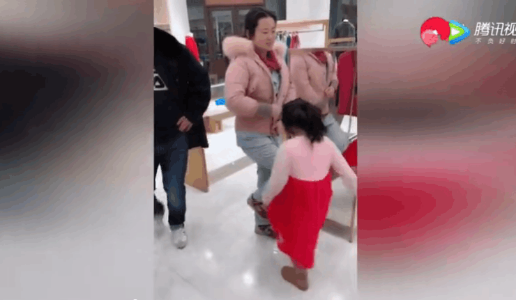 实拍: 爸爸用脚踢女儿, 妈妈拦也拦不住 网友: 踢的好!