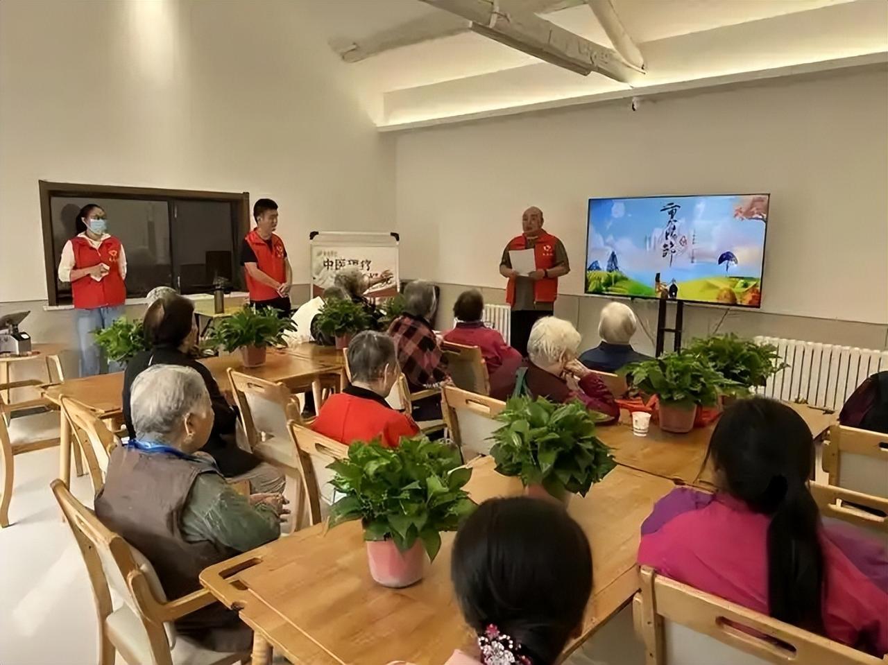 老人最怕的不是衰老，而是孤单！很多老人既不愿离开熟悉的环境，又难忍家中的冷清，而