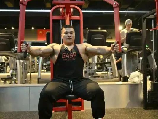 【夺命铁馆！冠军倒在杠铃旁，甲流+健身成最凶组合拳】他昨天还在这练深蹲，今天