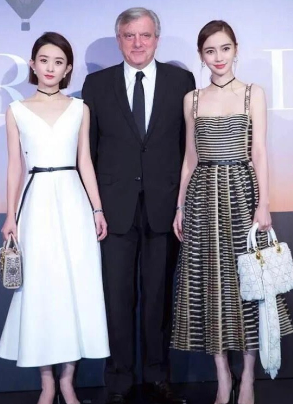 不愧是大美女，杨颖和赵丽颖的同框，杨颖美得竟然这么出彩。她五官大气，笑靥如花，皮