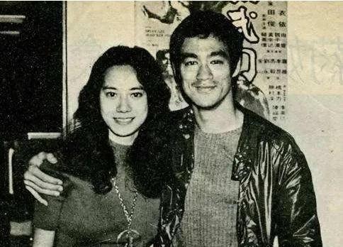 根据李小龙的弟弟李振辉回忆，李小龙的异性缘特别好，当年李小龙参加全港恰恰舞蹈大赛