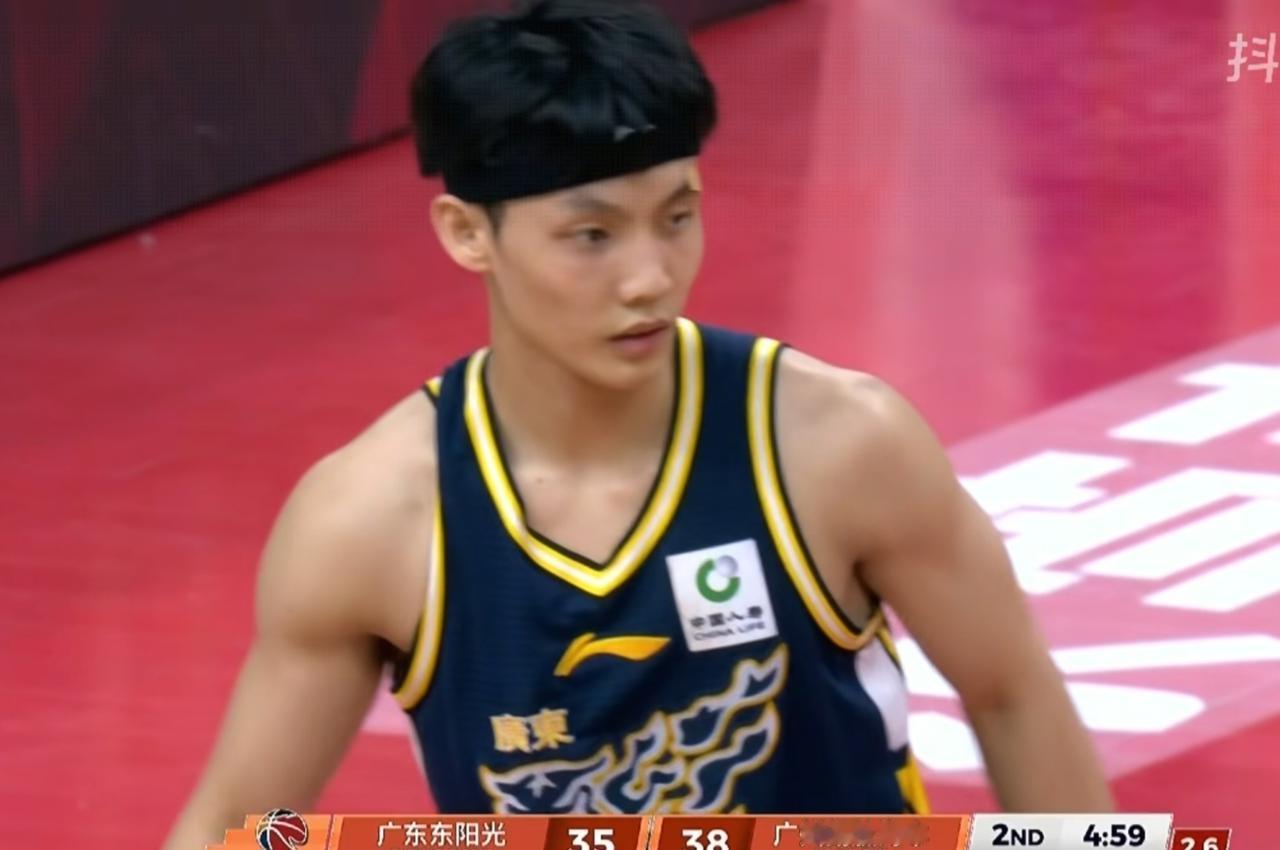 CBA第三轮广东97：94战胜了广州，本场比赛看得人昏昏欲睡，两队的失误太多了，