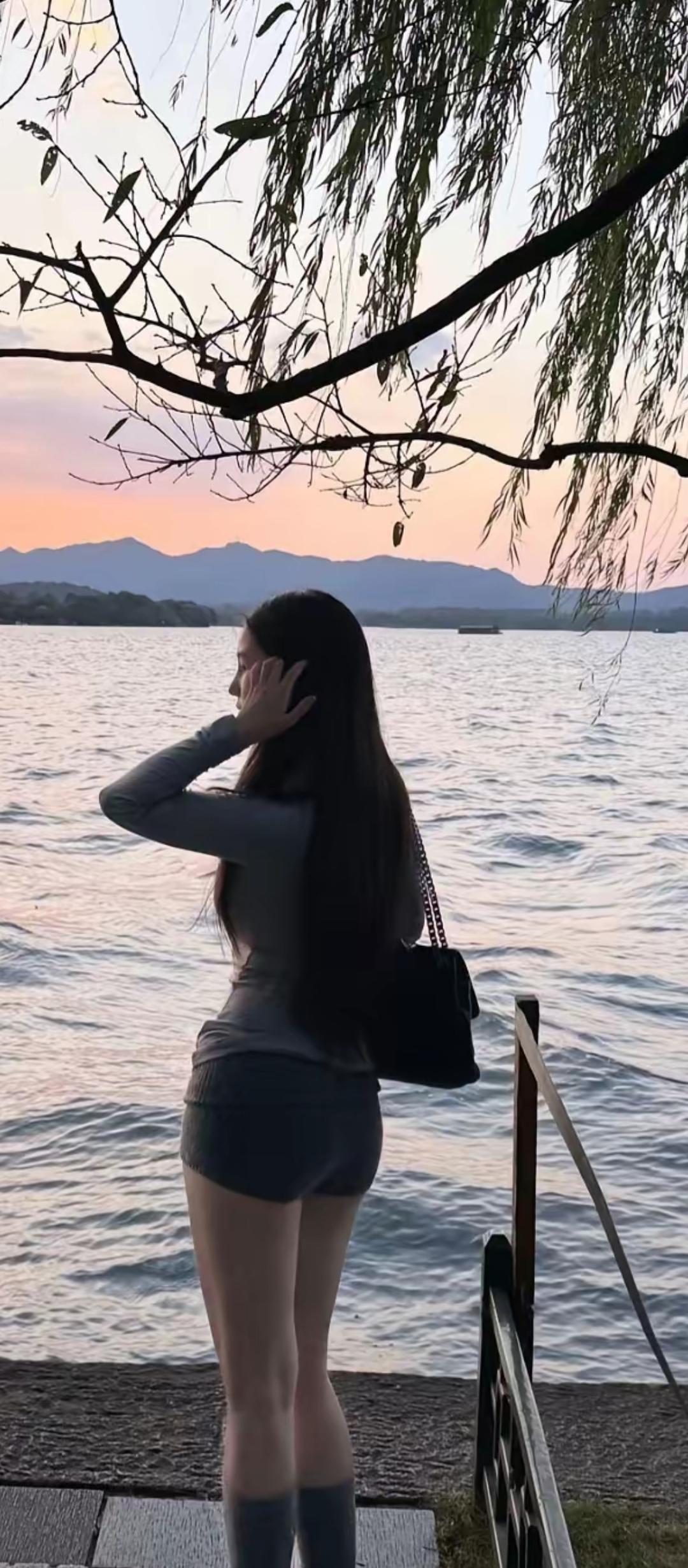 少女沉思，静谧时光！