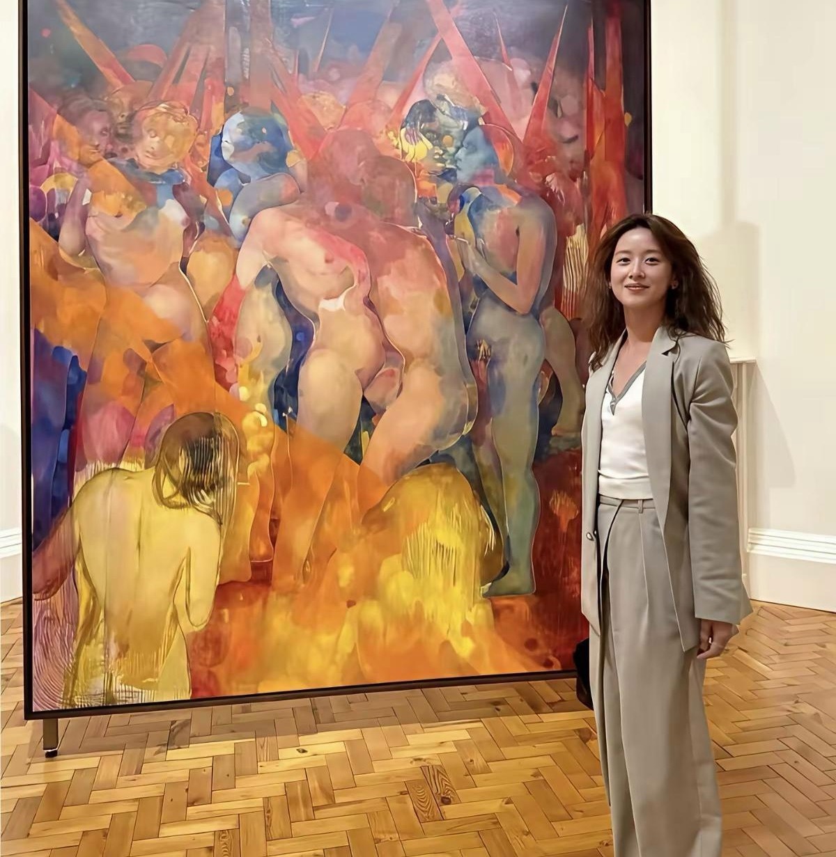 章泽天真是越来越放得开了！烫着一头黄色的大卷发，还和一幅艺术画合了影，这和以前的