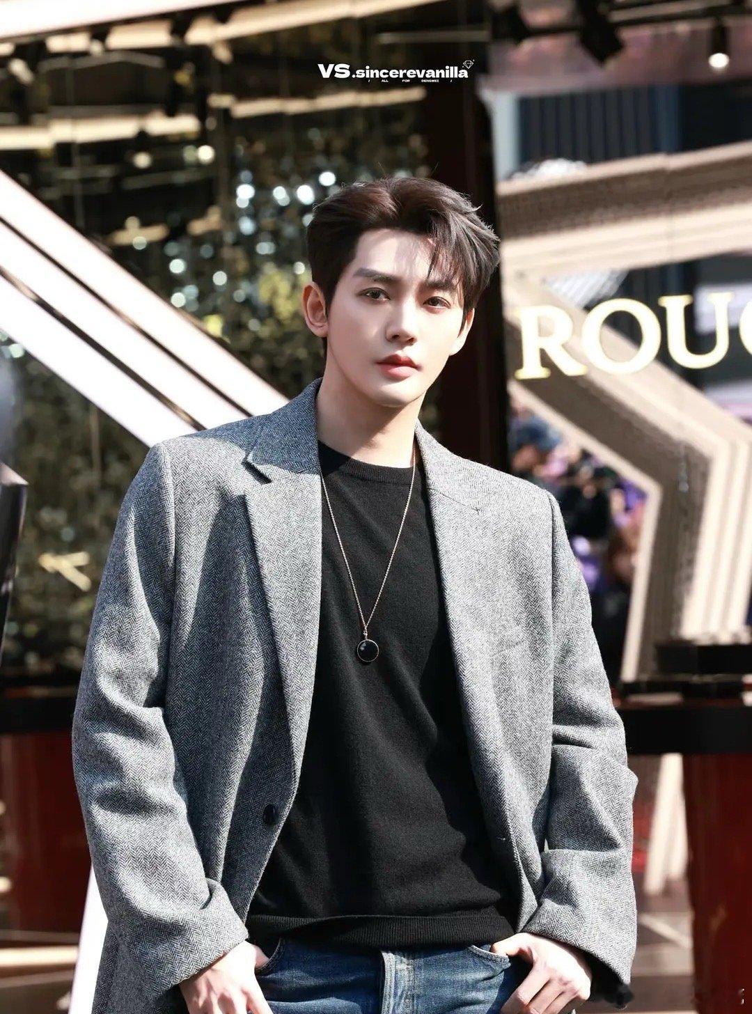 邓为虽然活动少，但完全是脸在江山在的水平啊....粉丝粘性高一定是有原因的，请帅