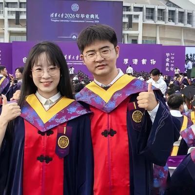 清华大学的两个顶尖博士结婚了，但他们毕业后的选择却在全网引发两极热议，让很多人直