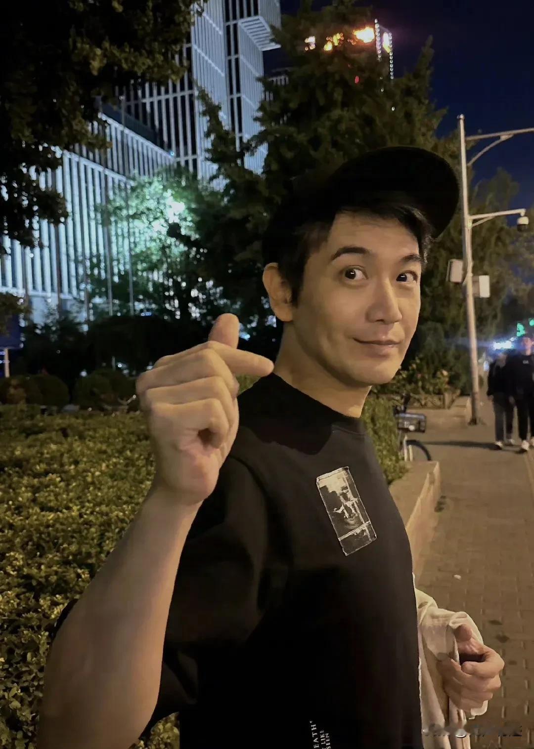 把宁静迷得眼里全是小星星的男人现今49岁，仍未婚未育，优良基因恐怕后继无人！