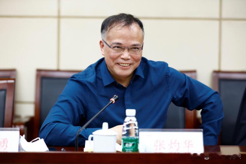 张灼华曾担任过近10年的南华大学校长。他早年长期在科研一线工作，在遗传学领域算得