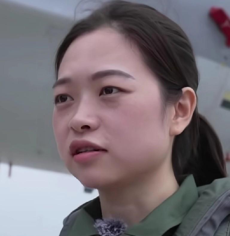 这位女飞行员真霸气！她就是“95后”女歼击飞行员田静！田静长相甜美又不失英气