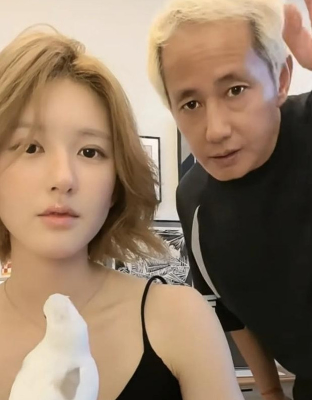看到赵露思身旁的这个男人，恍然大悟！赵露思有底气敢和公司主动提解约，因为她有一个