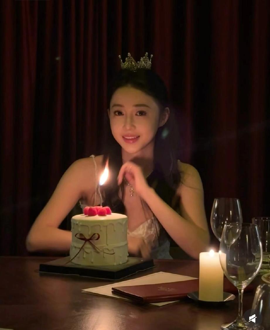 潘玮柏老婆生日晒照，说起来她也36岁了，还生过孩子，怎么保养得这么有少女感，