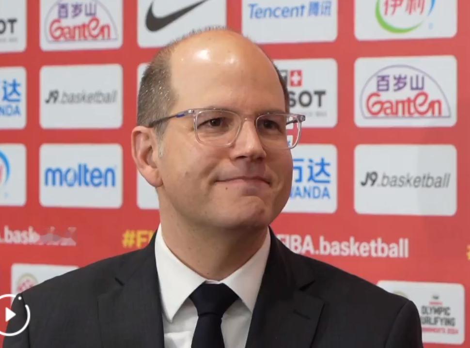 FIFA秘书长扎格里斯，点赞CBA联赛！FIFA（国际篮联）秘书长扎格里斯，在