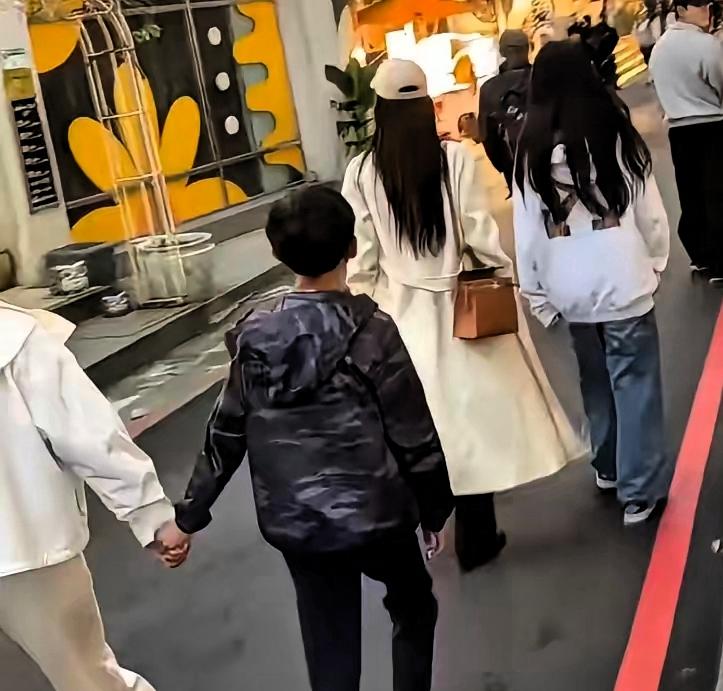 京城冬日记，小玥儿眼里的北京啥样到北京了，第一次在北京过冬天，玥儿可高兴了，白