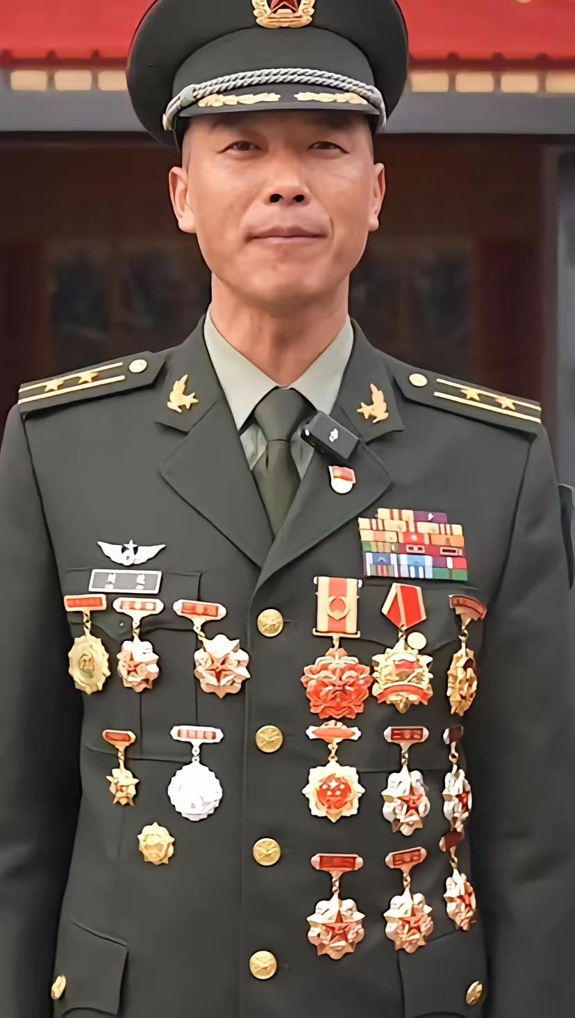 他是中国新一代超级兵王，身上挂满了荣誉勋章，18岁进入部队，在短时间内凭借优异的