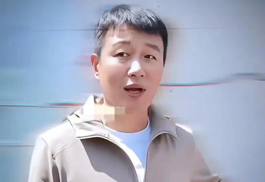 近日，佟大为回老家参加婚礼，临走时语重心长的对新郎说：“你一定要照顾好你老婆啊，