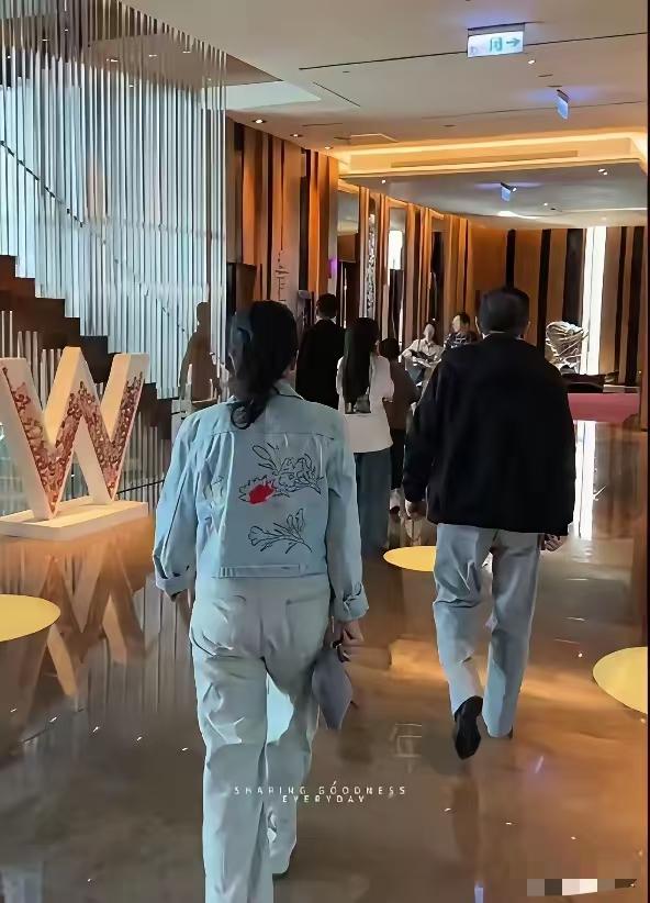 张兰彻底跟汪大爷划清界限了！划清界线就对了，这样挺好的。你不欠他的，对那种不知感