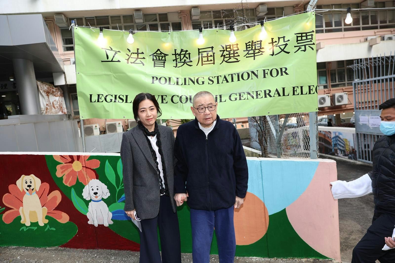 咱就是说富豪出街排场也太大了！刘銮雄坐着轮椅被甘比扶着投票，保镖立马紧张递白毛巾