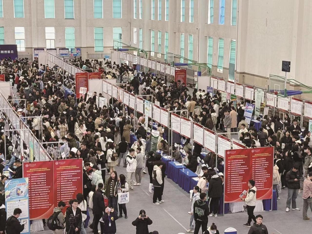 500块钱一天的AI实习岗位、首月七万的算法offer，今年春招大概能把普通打工