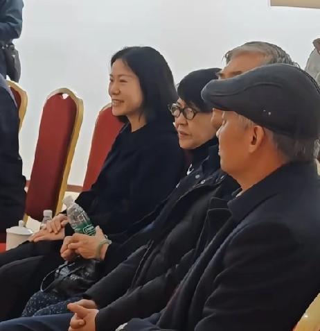 杨振宁遗孀翁帆女士最近露面了，状态看着好了很多，她和母亲一起在北京看展，依旧穿着