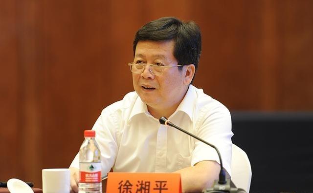 大家看纪委通报，大多盯着受贿、权色交易这些字眼，很少有人琢磨一句话：退而不休，不