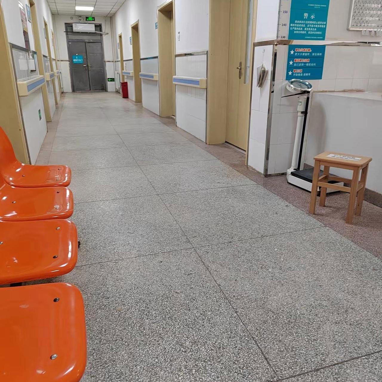 医院陪护一周，看清一个真相妈脑梗住院这几天，全是女儿在跟前守着。邻床几位