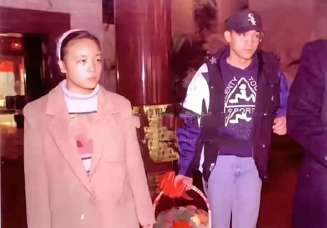 1994年，蒋孝慈在北京突发脑溢血昏迷，儿子劲松和女儿友菊俩紧急送台赴京，手提果