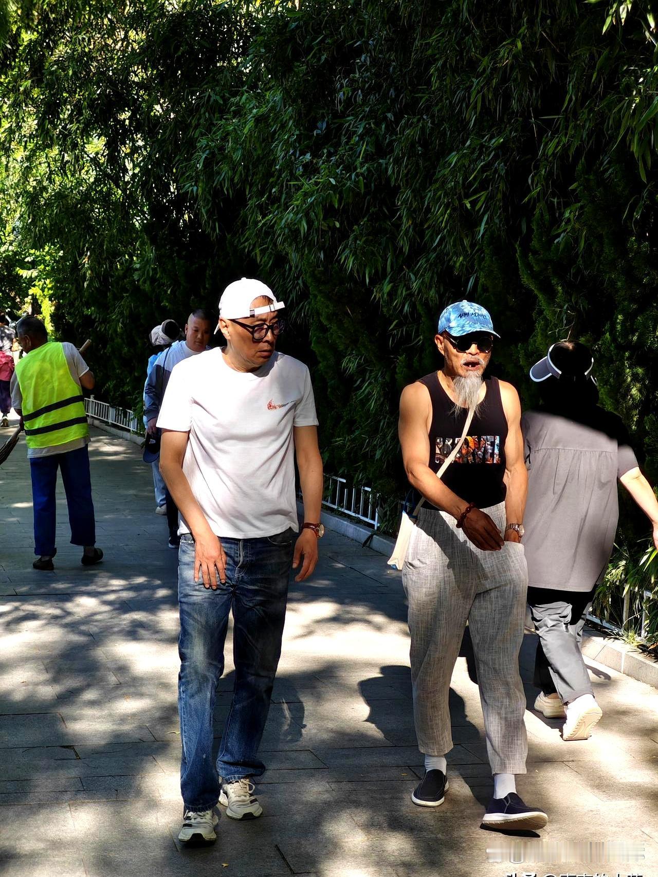 这两天天津天气持续高温，我却发现了一个现象：不少天津大爷穿着短袖衫，却戴着长檐帽