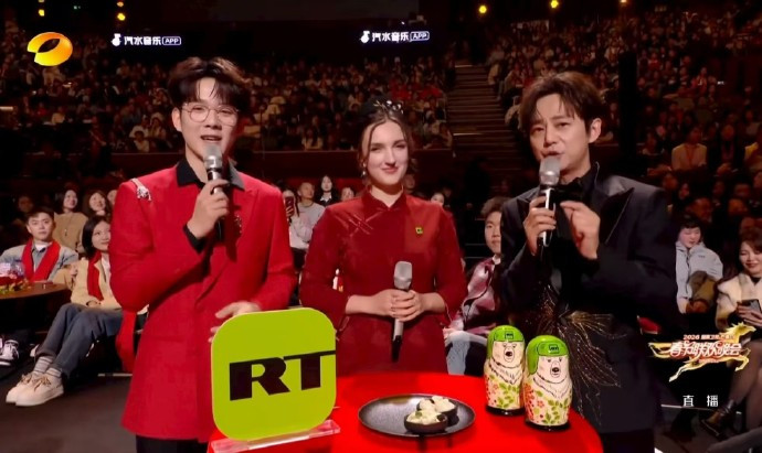 RT这位女记者最近在大国很活跃