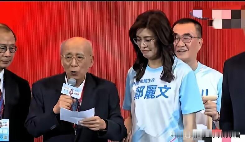 87岁的吴伯雄来了，65岁的朱立伦躲了！当87岁的伯公拖着虚弱的身体，奋力喊出“