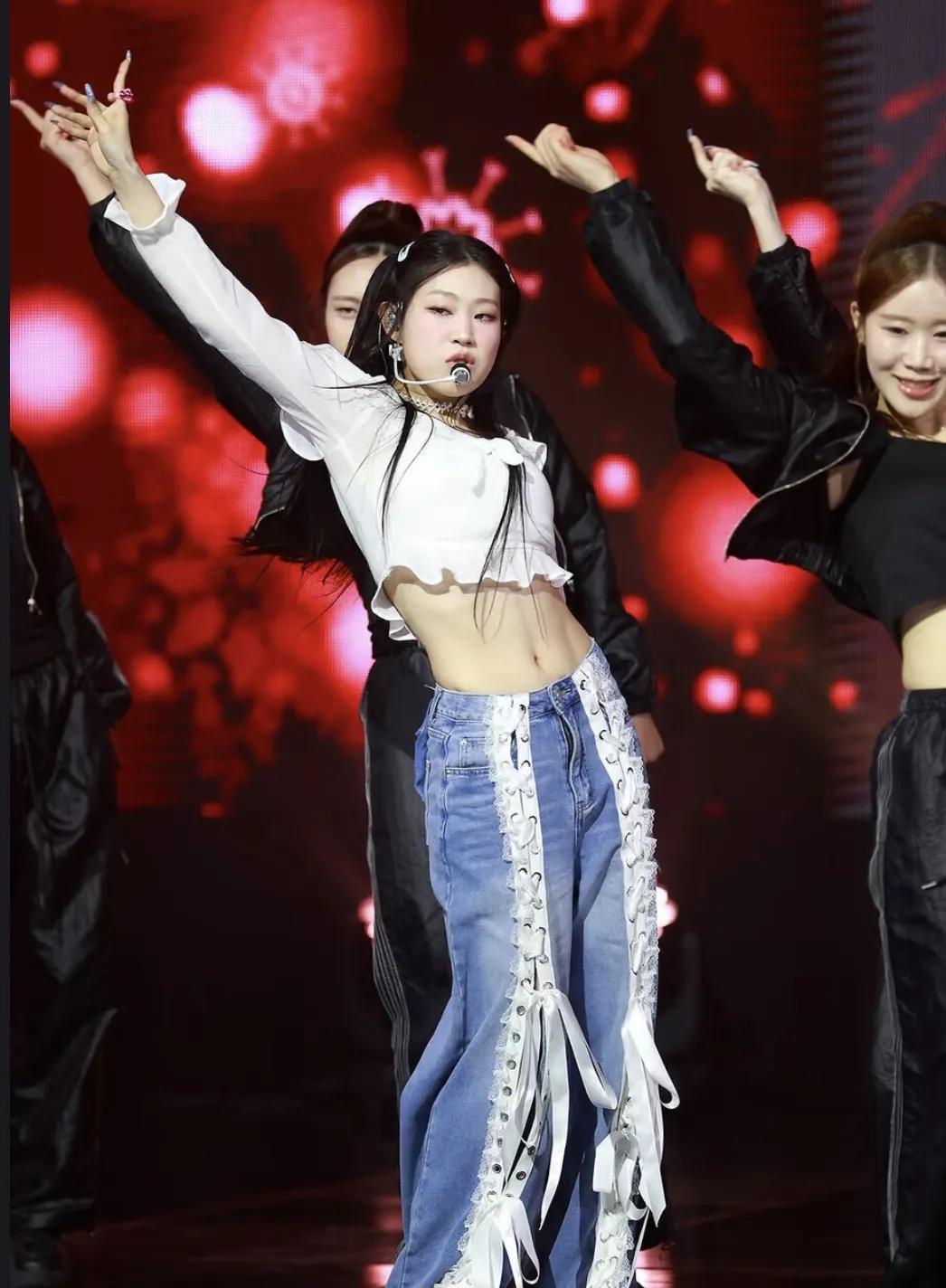 小沈阳女儿沈佳润舞台风采，很大方自然，台风也挺稳的，不过不要着急，沉淀自
