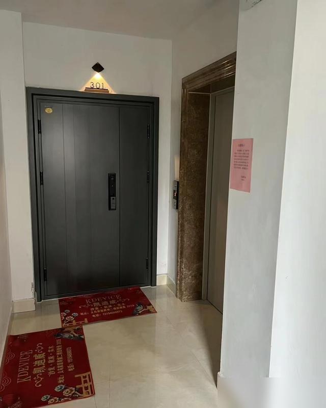 住了一年一梯两户，我算彻底醒了！去年咬咬牙多花8万选这户型，以为能享清净，结果公