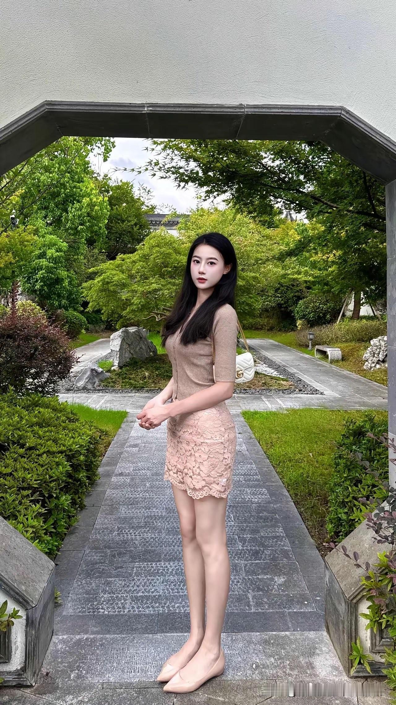 不必过分张扬，简简单单的穿搭，就很契合这份庭院里的宁静氛围。生活的美好，往往藏在