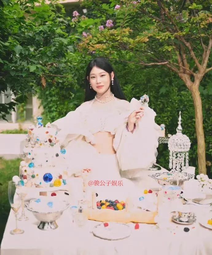 小沈阳的女儿沈佳润近日晒出一组写真美照，这位18岁的少女以单眼皮和高级脸的特质展