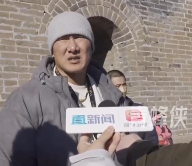 汪小菲最近留意着点馆长!馆长在长城的举动确实显得匆忙。他对行程时间的关注