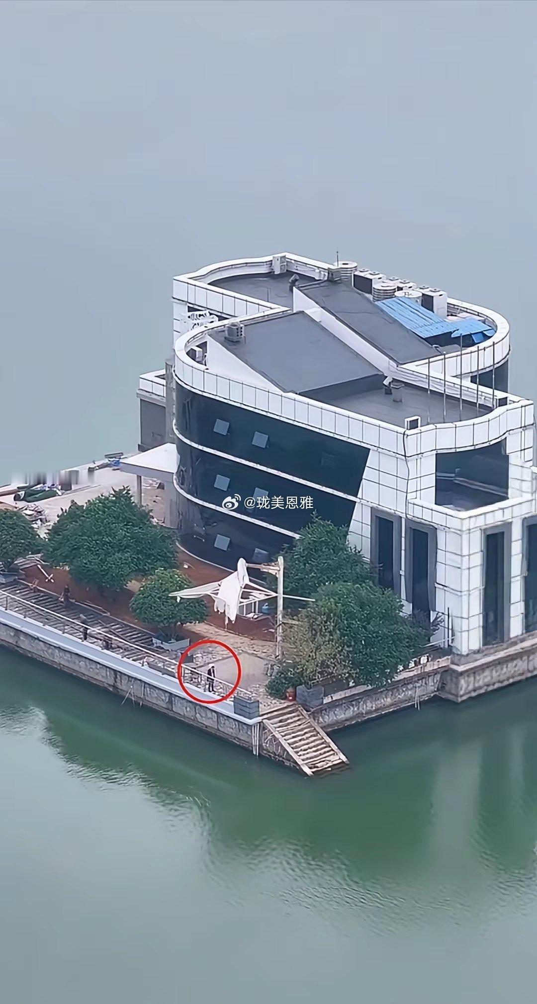 这就是全国最爱钓鱼的大老板为了钓鱼，他竟然怒砸几千万在湖中建起了一栋超级豪宅​