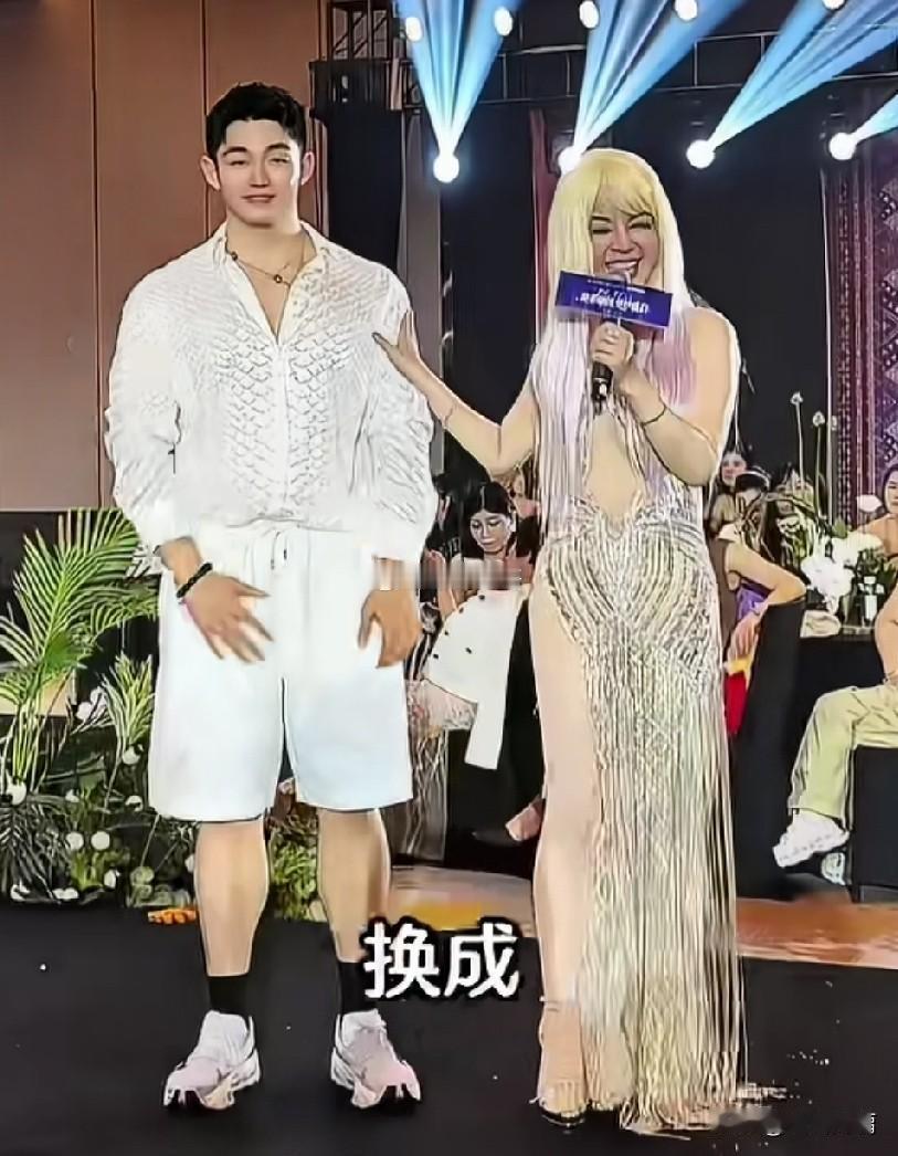 于文红又领着又高又壮的小男友，去参加所谓的名媛会。于大妈几乎整个大腿都露在外面，