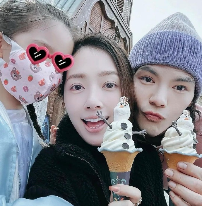 向佐去台北看一儿一女半年没见孩子，一下扛起来两个宝贝，父爱爆棚！Cora和弟弟