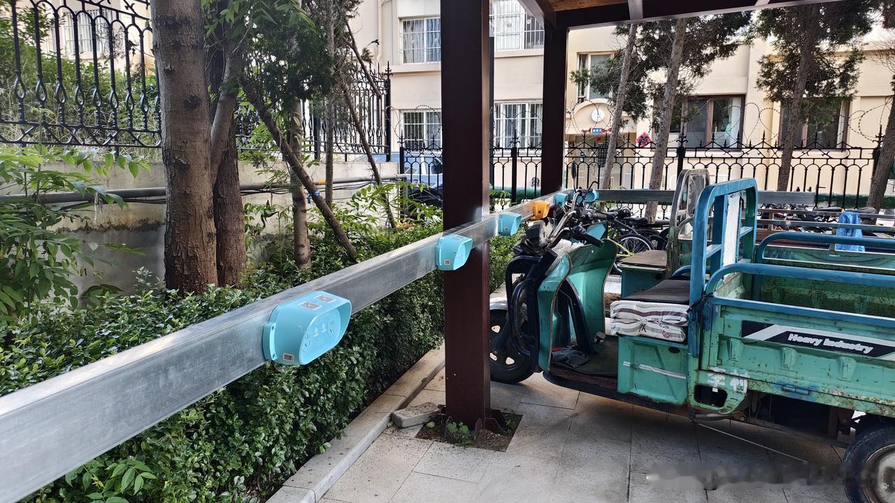 心系邻里！小区电动车充电桩终于落地啦🥰身为青岛小区热心退休大姐，一直惦记