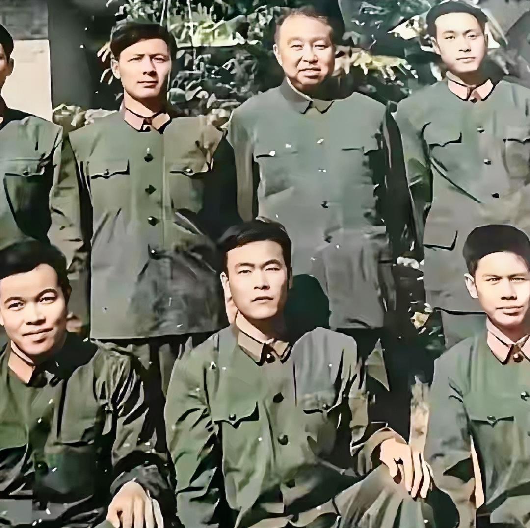 这张照片拍摄于80年代，是华国锋同志与身边警卫人员的合影。也是华国锋同志退出领导