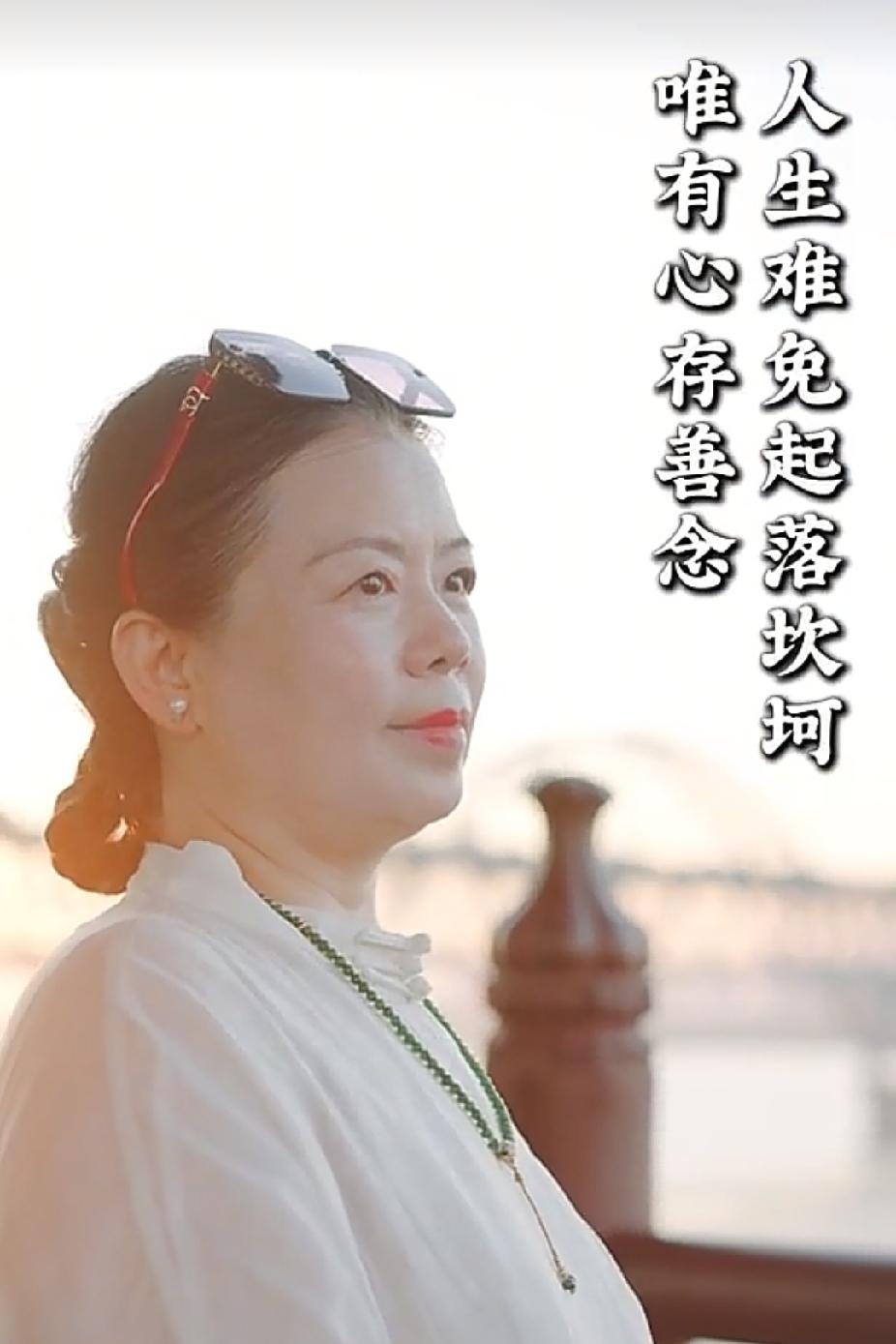 许妈刚刚发作品：正义永远不会缺席！许妈文案中写道：岁月流转，我们依然心怀对公